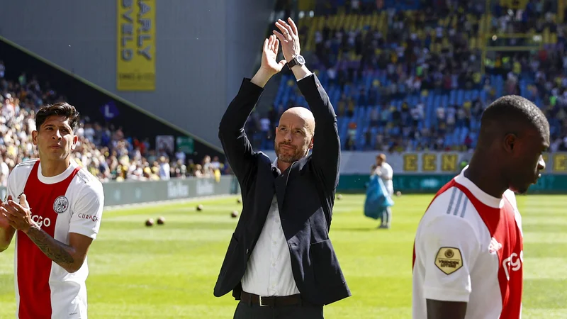 Fotografija: Erik ten Hag pozdravlja navijače po zadnji tekmi na klopi Ajaxa v Arnhemu proti Vitessu, ki je bil tekmec Mure v aktualni (in zgodovinski) sezoni konferenčne lige. FOTO: Maurice van Steen/AFP
