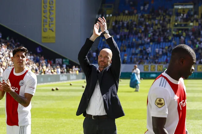 Erik ten Hag pozdravlja navijače po zadnji tekmi na klopi Ajaxa v Arnhemu proti Vitessu, ki je bil tekmec Mure v aktualni (in zgodovinski) sezoni konferenčne lige. FOTO: Maurice van Steen/AFP