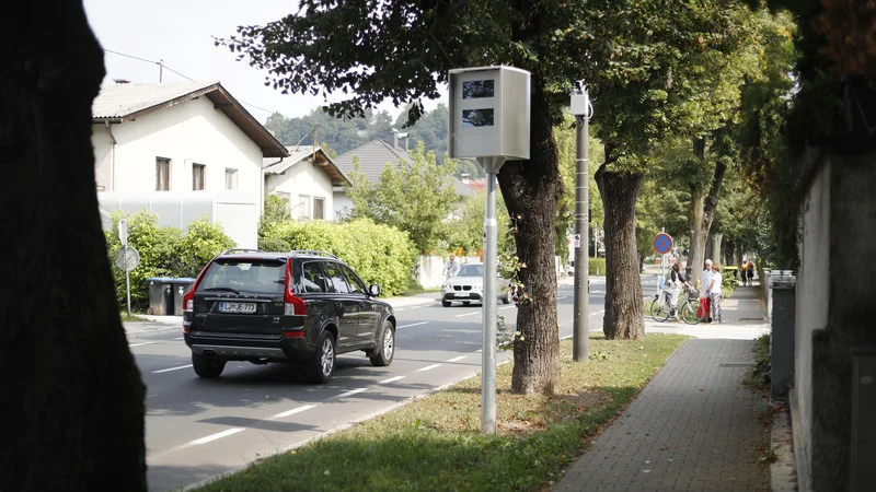 Fotografija: Radar na Opekarski ulici preži na prehitre voznike. Foto: Leon Vidic/Delo