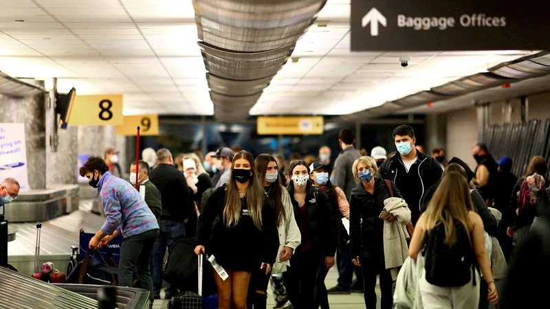 Fotografija: Za omilitev skupnih pravil na ravni EU sta se prejšnji teden EASA in ECDC odločila zaradi zadnjega razvoja dogodkov v pandemiji covida-19 – predvsem ravni precepljenosti in naravno pridobljene imunosti proti covidu-19 ter odprave večine protikoronskih omejitev v državah članicah EU. FOTO: Kevin Mohatt/Reuters