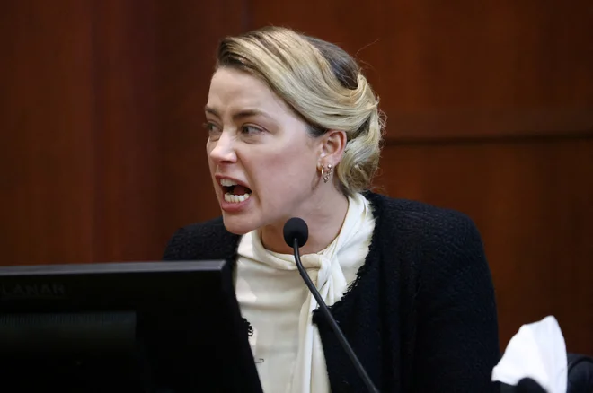 Mnogi verjamejo, da Amber Heard slabo igra vlogo svojega življenja, in s prstom kažejo na njen jok brez solza. Fotografije Pool Reuters

