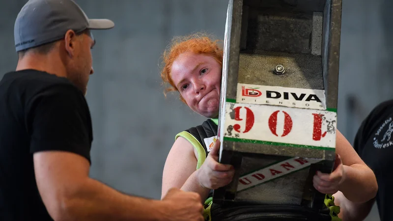 Fotografija: Baskovka Aroa Sanchez je v baskovski vasi Aia postavila svoj rekord z dvigom 106 kilogramov težke uteži. Harrijasotzele je podeželski šport v Baskiji, pri katerem je treba s tal dvigniti uteži in kamne različnih oblik in velikosti. FOTO: Ander Gillenea/AFP