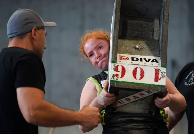 Baskovka Aroa Sanchez je v baskovski vasi Aia postavila svoj rekord z dvigom 106 kilogramov težke uteži. Harrijasotzele je podeželski šport v Baskiji, pri katerem je treba s tal dvigniti uteži in kamne različnih oblik in velikosti. FOTO: Ander Gillenea/AFP
