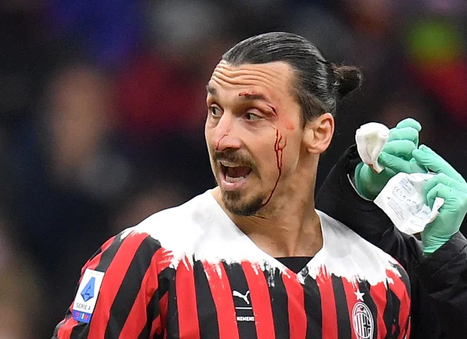 Zlatan Ibrahimović se ne zmani za bolečine, pri 40 letih hoče novo lovoriko. FOTO: Daniele Mascolo/Reuters
