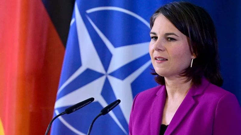 Fotografija: Nemška zunanja ministrica Annalena Baerbock iz stranke Zeleni na zasedanju članic Nato v Bruslju. Njena stranka bo odločala o tem, kakšne barve bo nova vlada v največji nemški zvezni deželi. Foto John Macdougall/AFP