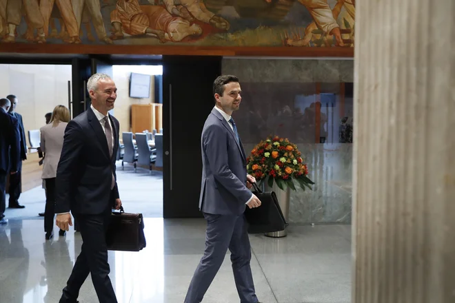 Od pomika Nove Slovenije v politično sredino ni bilo nič. Stranka je namreč ugotovila, da lahko preživi s SDS tako v koaliciji kot v opoziciji, ugotavlja politolog dr. Igor Lukšič. FOTO:&nbsp;Leon Vidic/Delo
