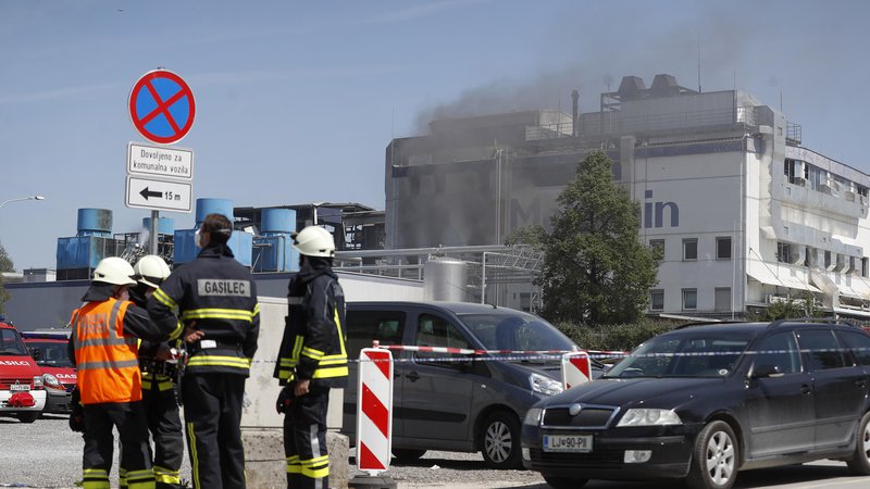 Fotografija: Požar je zajel kemično tovarno Melamin v Kočevju. FOTO: Leon Vidic/Delo
