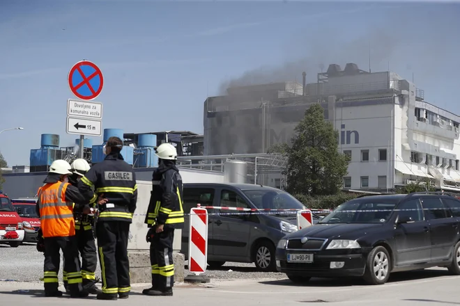 Požar je zajel kemično tovarno Melamin v Kočevju. FOTO: Leon Vidic/Delo
