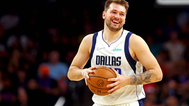 Fotografija: Luka Dončić je bil prvo ime dvoboja med favoriziranim Phoenixom in vse boljšim Dallasom. FOTO: Mark J. Rebilas/Usa Today Sports