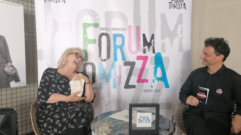 Fotografija: Irena Urbič s kopijo trogirskega Kairosa in Neven Ušumović sta predstavila letošnji Forum Tomizza. FOTO: Nataša Čepar/Delo
