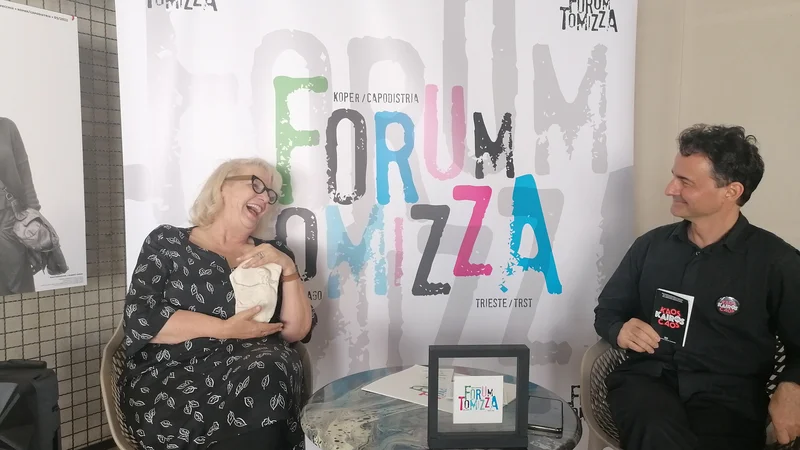 Fotografija: Irena Urbič s kopijo trogirskega Kairosa in Neven Ušumović sta predstavila letošnji Forum Tomizza. FOTO: Nataša Čepar/Delo