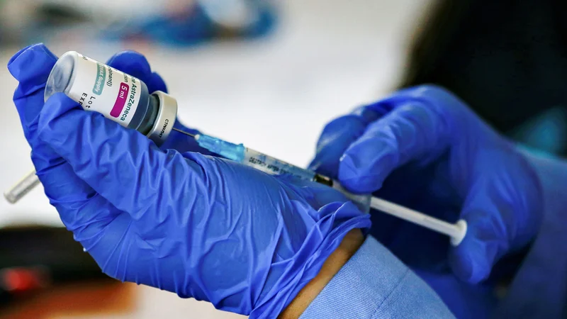 Fotografija: Cepivo AstraZeneca ima lahko redke a smrtno nevarne stranske učinke. FOTO: Ajeng Dinar Ulfiana/Reuters