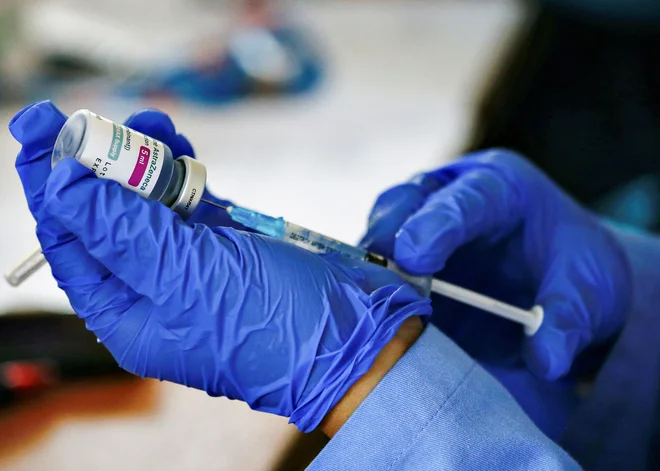 Cepivo AstraZeneca ima lahko redke a smrtno nevarne stranske učinke. FOTO: Ajeng Dinar Ulfiana/Reuters