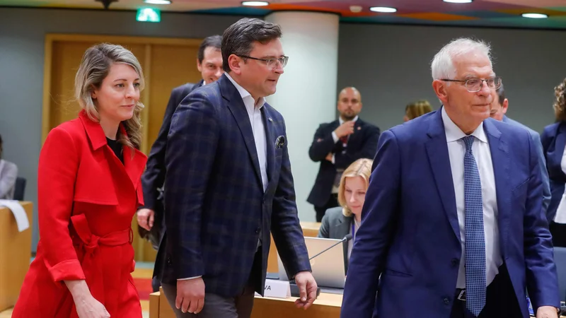 Fotografija: Zunanji ministri EU so potrdili tudi dodatnih 500 milijonov evrov pomoči Ukrajini za nakupe orožja in druge opreme. FOTO: Stephanie Lecocq/AFP