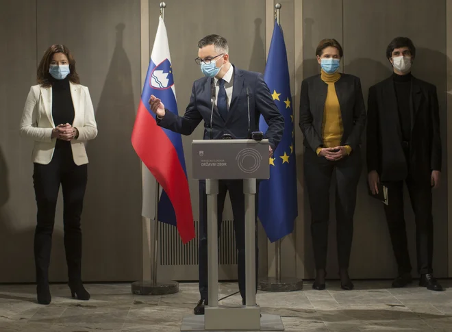 Polovico Koalicije ustavnega loka pred zgodovino rešuje povezovanje z novo stranko, Gibanjem Svoboda. FOTO: Jure Eržen/Delo
