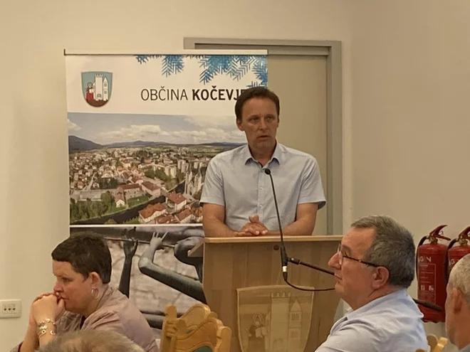 »V Melaminu imamo 20 gasilcev, ki so v štirih izmenah, tako da vse nadzorujejo, da ne bo iztekanja,« je bil jasen Igor Mihelič. FOTO: Simona Fajfar/Delo
