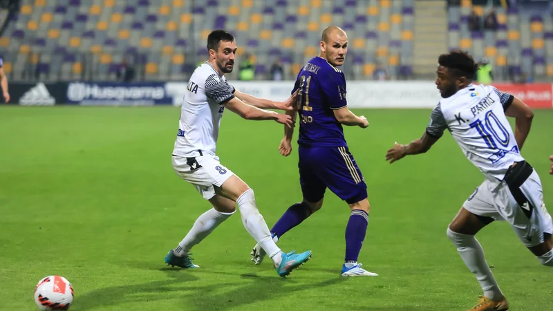 Fotografija: Ivan Borna Jelić Balta (levo), Kaheem Parris in drugi Kopčrani so na Bonifiki naleteli na pretrd oreh v podobi Radomljanov, prvi strelec 1. SNL Ognjen Mudrinski pa bo v Fazaneriji zadnjič igral za Maribor. FOTO: Sandi Fišer/medispeed
