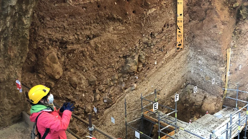 Fotografija: Ogled arheološkega najdišča Atapuerca vedno poteka z uradnim vodenjem. FOTO: Aljaž Vrabec
