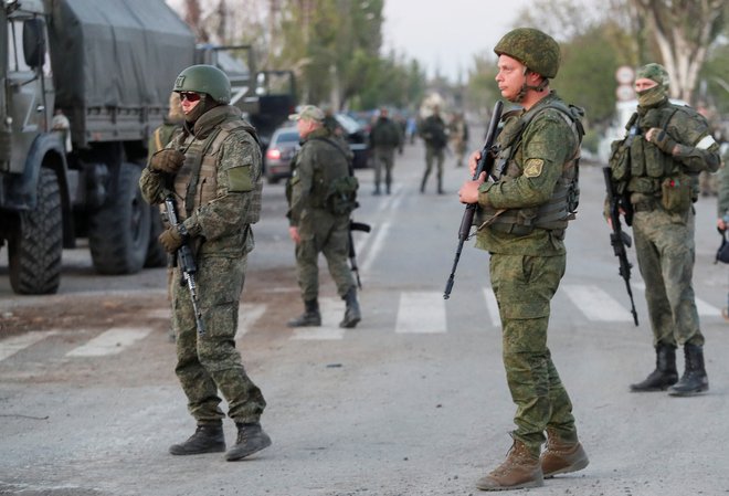 Pripadniki proruskih sil pred napovedano evakucijo vojakov iz jeklarne. FOTO: Alexander Ermochenko/Reuters
