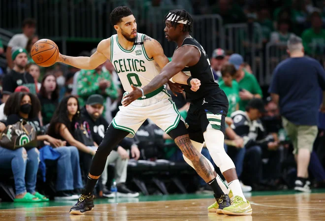 Jayson Tatum (levo) je z  Bostonom že izločil prvaka Milwaukee. FOTO: Adam Glanzman/AFP
