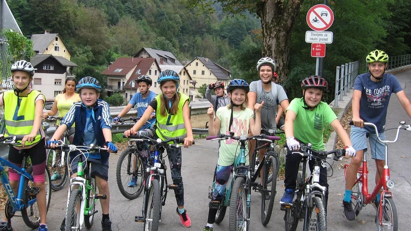 Fotografija: Varno kolesarim Spodnja Idrija. FOTO: Varno kolesarim