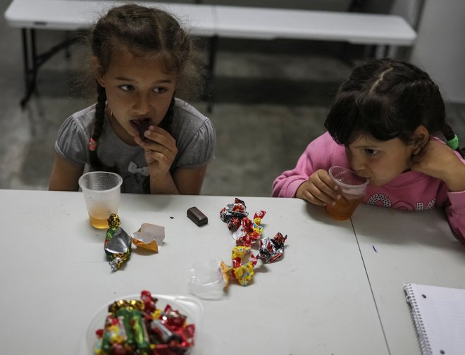 Ukrajinski begunki Eva in Violetta v zavetišču za begunce v Zaporožju. FOTO:Gleb Garanich/Reuters
