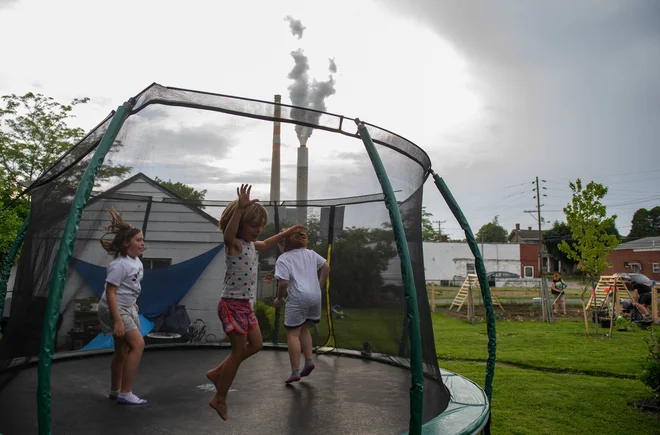 Ob hkratnem skakanju dveh ali več otrok se poškodujejo tudi zaradi trkov, lažjega otroka lahko skakanje težjega vrže v zrak oziroma izgubi nadzor nad svojim skakanjem. FOTO: AFP
