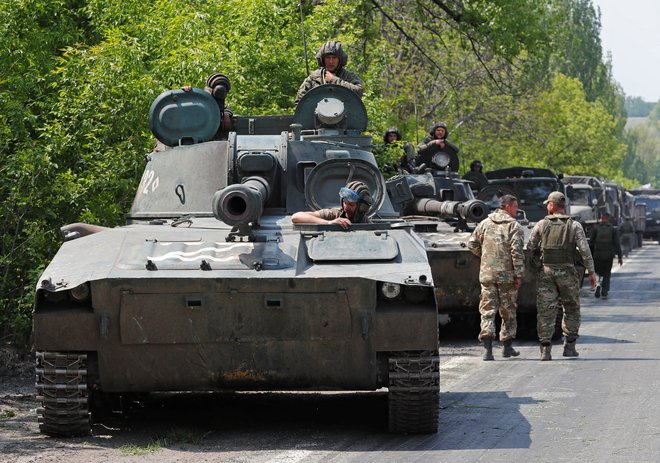 Pripadniki proruskih sil zunaj Donecka. FOTO: Alexander Ermochenko/Reuters
