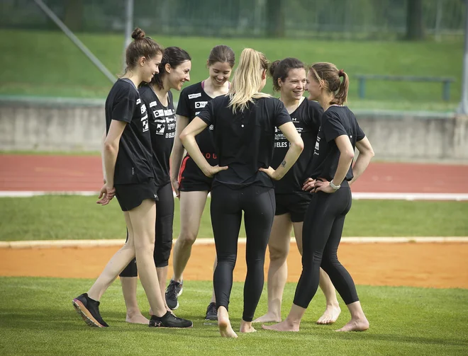 Naše najboljše skakalke se že veselijo nove sezone. FOTO: Jože Suhadolnik/Delo
