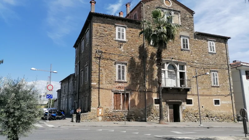 Fotografija: Palača De Belli, nasproti koprske gimnazije, ob Cankarjevi ulici, je že dolga desetletja brez prave vsebine in velja za mestno sramoto. FOTO: Nataša Čepar/Delo