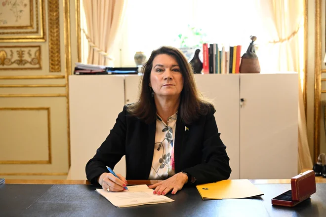 Švedska ministrica za zunanje zadeve Ann Linde je danes podpisala prošnjo Švedske za članstvo v zvezi Nato. FOTO: Henrik Montgomery/AFP
