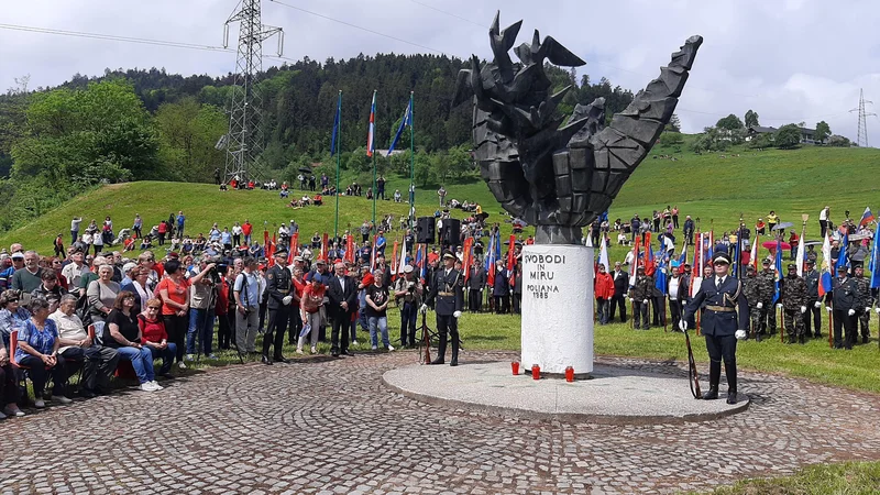 Fotografija: Vsa slovesnost s prihodom praporščakov, polaganjem vencev, govori in kulturnim programom se me je dotaknila, da sem se počutil, kot da smo se tretjič osamosvojili. Foto Mateja Kotrnik/Delo
