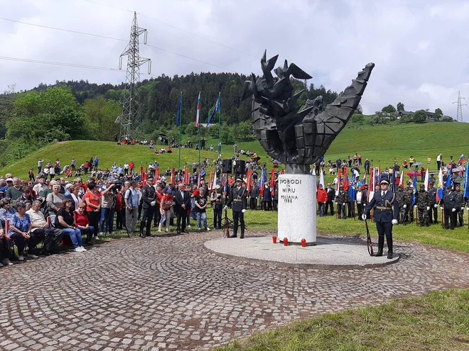 Vsa slovesnost s prihodom praporščakov, polaganjem vencev, govori in kulturnim programom se me je dotaknila, da sem se počutil, kot da smo se tretjič osamosvojili. Foto Mateja Kotrnik/Delo
