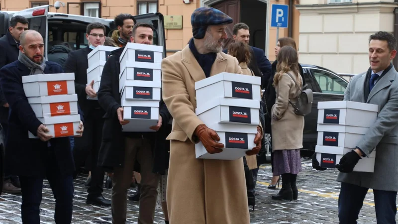 Fotografija: Januarja so bili ob predaji podpisov predlagatelji in podpisniki še prepričani, da referendum bo. Ustavno sodišče se je odločilo drugače. FOTO: Damjan Tadić/Cropix
