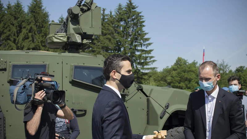 Fotografija: Matej Tonin je kljub pozivom, naj tega ne stori, pogodbo podpisal dan preden je vlada izgubila polna pooblastila. FOTO: Jure Eržen/Delo
