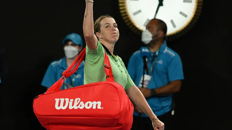 Fotografija: Anastasia Pavljučenko pozdravlja navijače po porazu v tretjem kolu letošnjega grand slama v Melbournu. FOTO: Morgan Sette/Reuters