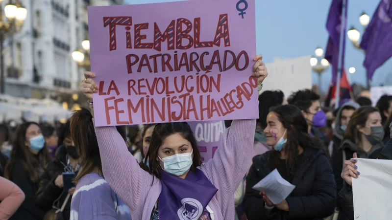 Fotografija: Predlog zakona odgovarja na zahteve feminističnega gibanja, je dejala španska ministrica za enakopravnost Irene Montero. FOTO: Joaquin Gomez Sastre/Reuters