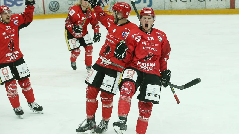 Fotografija: Jeseniški hokejisti so v alpski ligi ostali na pragu lovorike v velikem finalu z Asiagom, kjer je odločala zadnja, peta tekma. FOTO: Jože Suhadolnik/Delo