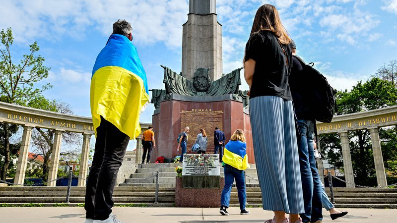 Fotografija: Letošnjo obletnico konca druge svetovne vojne so po Evropi zaznamovali protesti proti vojni v Ukrajini. Demonstracije so potekale tudi na Dunaju. Foto: Joe Klamar/Afp
