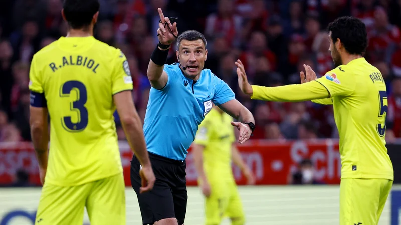 Fotografija: Slavko Vinčić med povratno tekmo četrtfinala lige prvakov, ko sta se v Münchnu merila Bayern in Villarreal. FOTO: Kai Pfaffenbach/Reuters