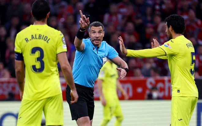 Slavko Vinčić med povratno tekmo četrtfinala lige prvakov, ko sta se v Münchnu merila Bayern in Villarreal. FOTO: Kai Pfaffenbach/Reuters
