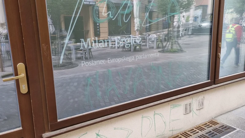 Fotografija: »Predvsem se moramo pogovarjati, poslušati in slišati. Zgleda, da je vrag odnesel šalo,« je zapisal Milar Brglez, zatem ko so se na njegovi pisarni pojavili napisi. FOTO: SD/Twitter