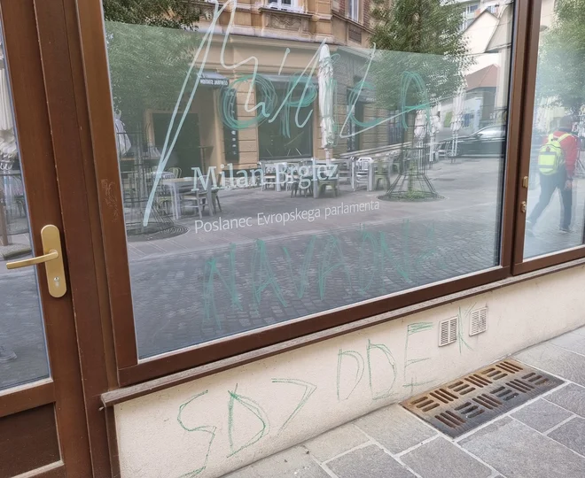 &raquo;Predvsem se moramo pogovarjati, poslušati in slišati. Zgleda, da je vrag odnesel šalo,&laquo; je zapisal Milar Brglez, zatem ko so se na njegovi pisarni pojavili napisi. FOTO: SD/Twitter
