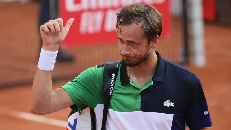 Danil Medvedjev pozdravlja navijače po porazu v Ženevi. FOTO: Denis Balibouse/Reuters