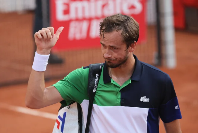 Danil&nbsp;Medvedjev pozdravlja navijače po porazu v Ženevi.&nbsp;FOTO: Denis Balibouse/Reuters
