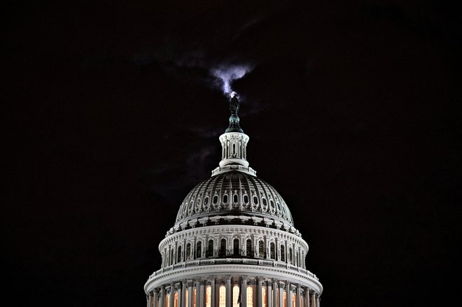 Mesec za kupolo ameriškega Kapitolskega griča, kjer so prvič po pol stoletja javno razpravljali o neidentificiranih zračnih pojavih. Foto Jon Cherry/Reuters
