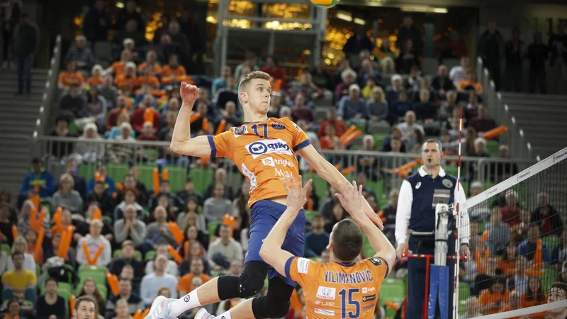 Fotografija: Matic Videčnik (v skoku) med dvobojem evropske lige prvakov. FOTO: Jure Eržen/Delo