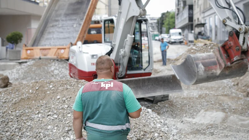 Fotografija: V prvem četrtletju je bila vrednost opravljenih del v Sloveniji skoraj petino višja kot v istem obdobju lani. FOTO: Uroš Hočevar/DElo