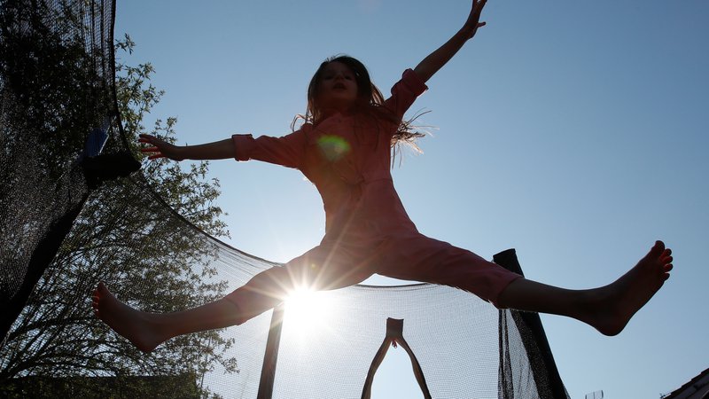 Fotografija: Milly aged 7 jumps on a trampoline in her garden while she takes a break from home schooling as the spread of the coronavirus disease (COVID-19) continues, in Hertford, Britain, March 27, 2020. REUTERS/Andrew Couldridge