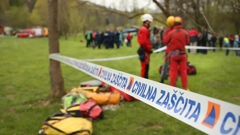 Fotografija: Slovenska vojska, potapljači, jamarji, vodniki reševalnih psov, planinci, kajakaši, policisti, gasilci in drugi se redno srečujejo na vajah, svoje znanje pa v praksi preverijo na prizoriščih nesreč. Foto Jure Eržen